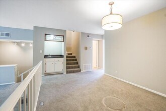 5711 Owensmouth Ave in Woodland Hills, CA - Foto de edificio - Building Photo