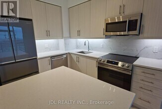 75 Oneida Crescent in Richmond Hill, ON - Building Photo - Building Photo