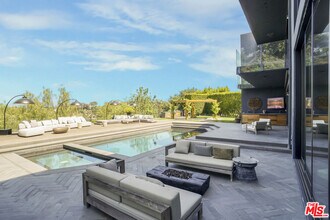 9152 Janice Pl in Beverly Hills, CA - Foto de edificio - Building Photo