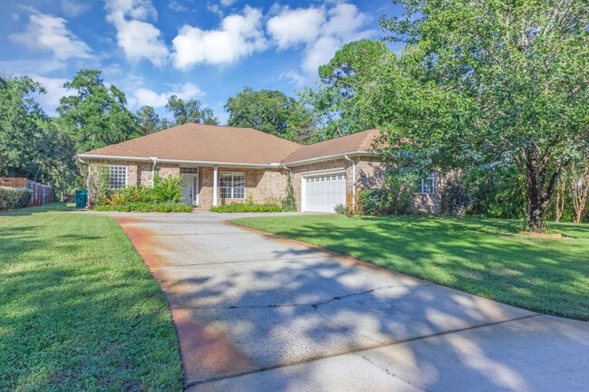 1630 Oakmont Cir in Niceville, FL - Building Photo - Building Photo