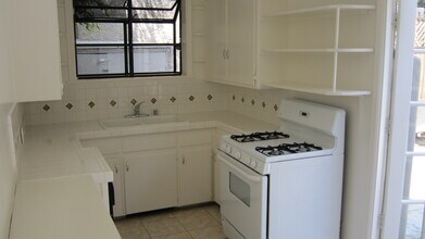 1958 1/2 S Beverly Glen Blvd, Unit 1960.5 in Los Angeles, CA - Foto de edificio - Building Photo