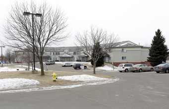 Lakeview Commons in Plymouth, MN - Foto de edificio - Building Photo
