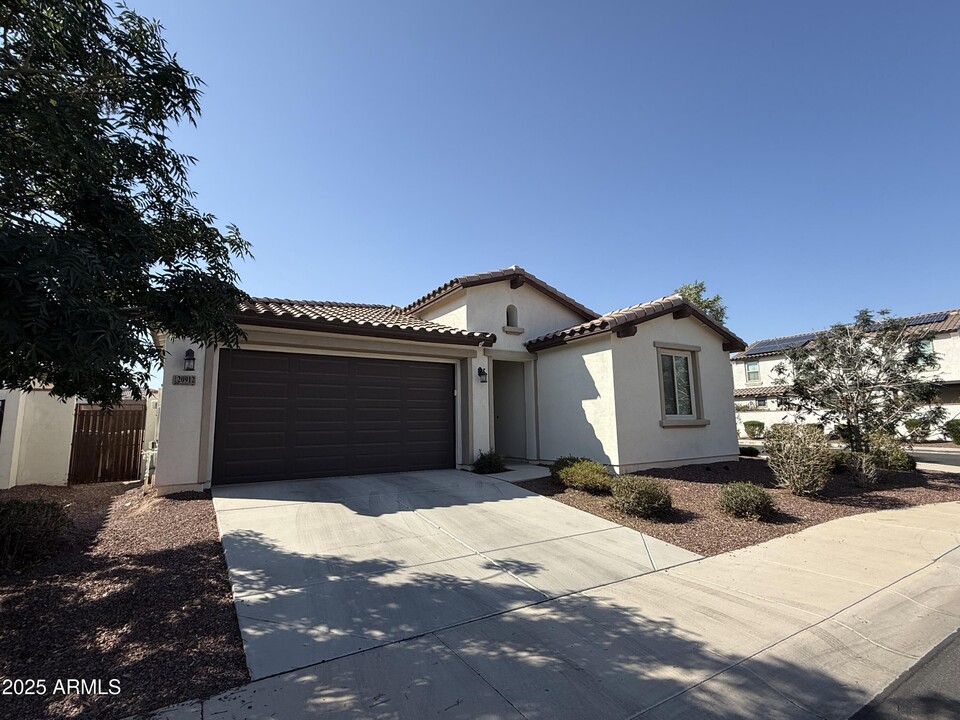 20912 W Almeria Rd in Buckeye, AZ - Building Photo