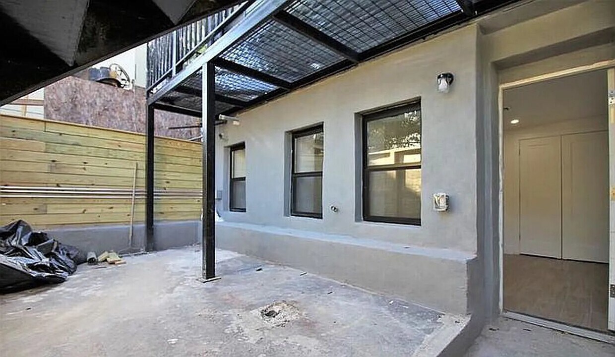1066 Hancock St-Unit -1A in Brooklyn, NY - Building Photo