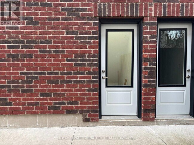 897 Fourth St in Mississauga, ON - Building Photo - Building Photo