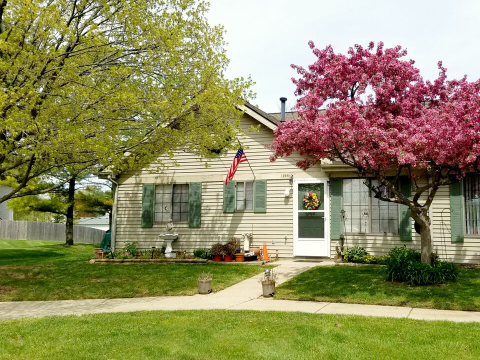 Oxford Manor Apartments in South Lyon, MI - Building Photo