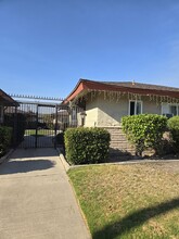 2121 E Almont Ave in Anaheim, CA - Foto de edificio - Building Photo