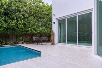 10445 NW 68th Terrace in Doral, FL - Building Photo - Building Photo