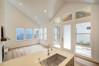10349 135th Cir NE in Kirkland, WA - Building Photo - Building Photo