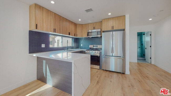 14423 Califa St-Unit -1/2 in Los Angeles, CA - Building Photo - Building Photo