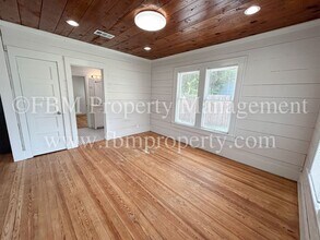 1407 N Preston St in Ennis, TX - Building Photo - Building Photo