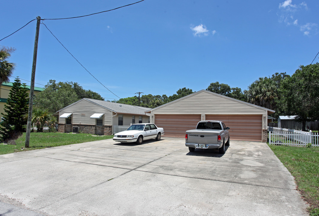 1231 Illinois Ave in Palm Harbor, FL - Foto de edificio