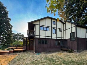 441 W D St in Springfield, OR - Building Photo - Building Photo