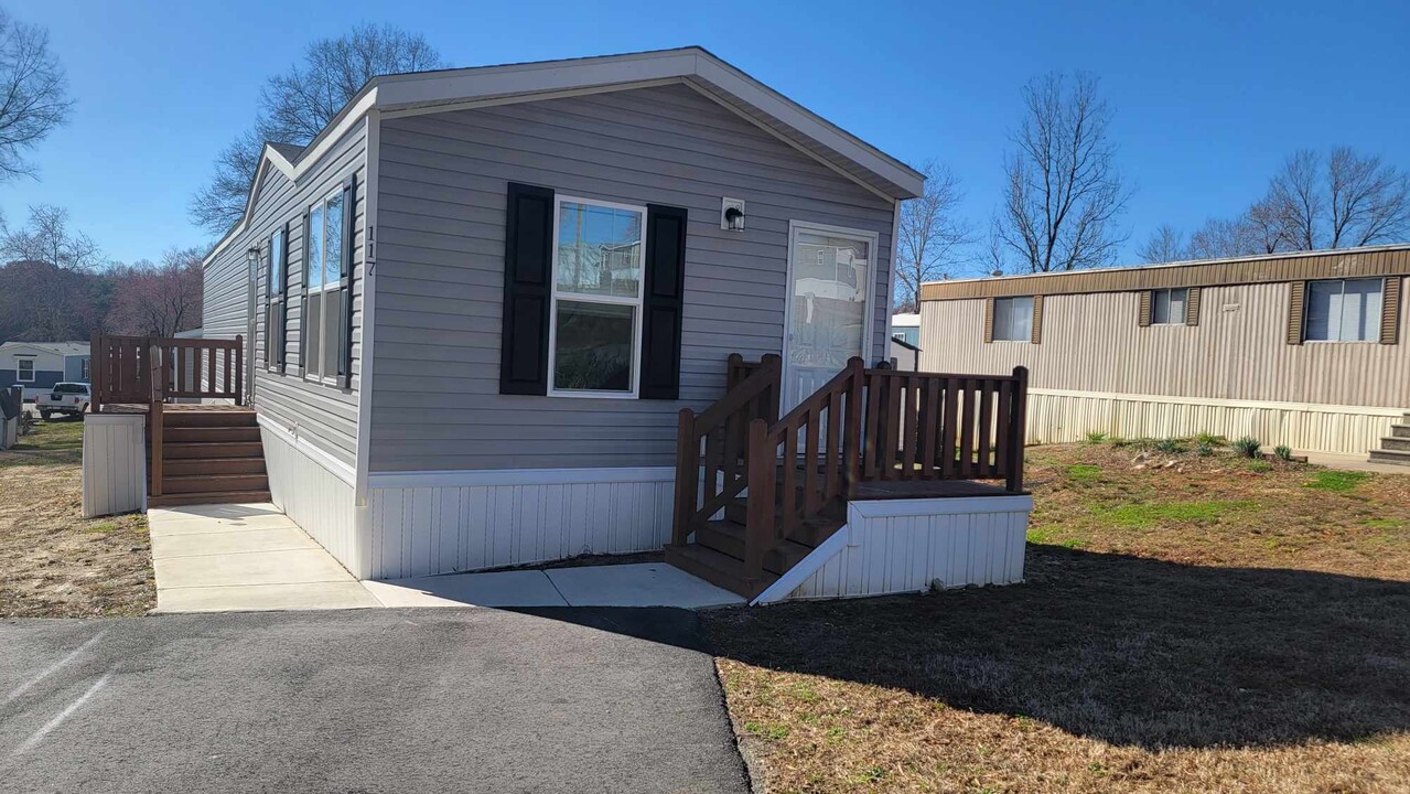 117 E Sourwood Dr in Browns Summit, NC - Building Photo