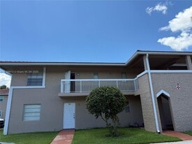 9906 Twin Lakes Dr in Coral Springs, FL - Building Photo