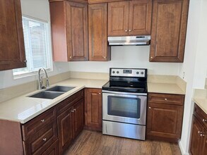 2417 Huntington Ln, Unit D in Redondo Beach, CA - Foto de edificio - Building Photo