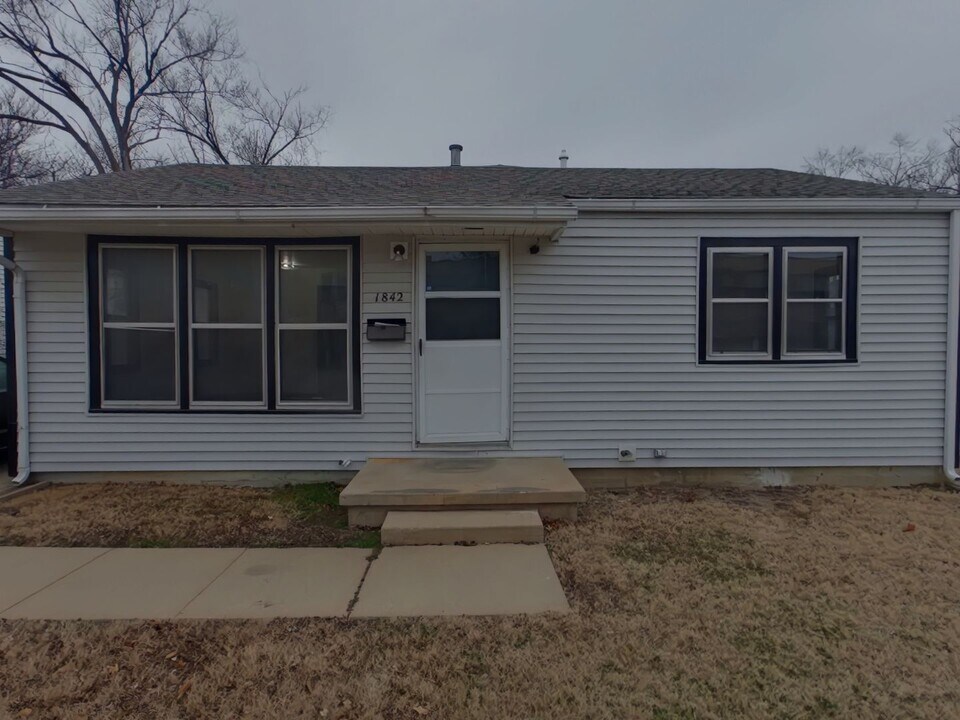 1842 N Chautauqua St in Wichita, KS - Building Photo