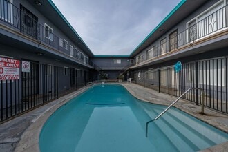 13637 Cordary Ave in Hawthorne, CA - Building Photo - Building Photo