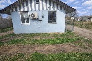 1300 1/2-1302 N 8th St in Fort Smith, AR - Building Photo