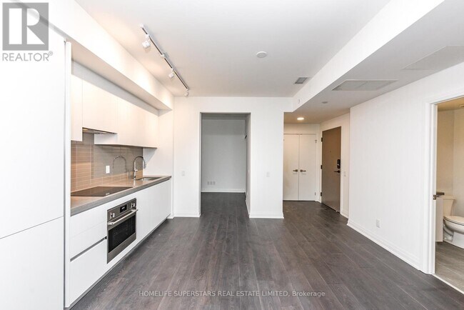 4015 The Exchange in Mississauga, ON - Building Photo - Building Photo