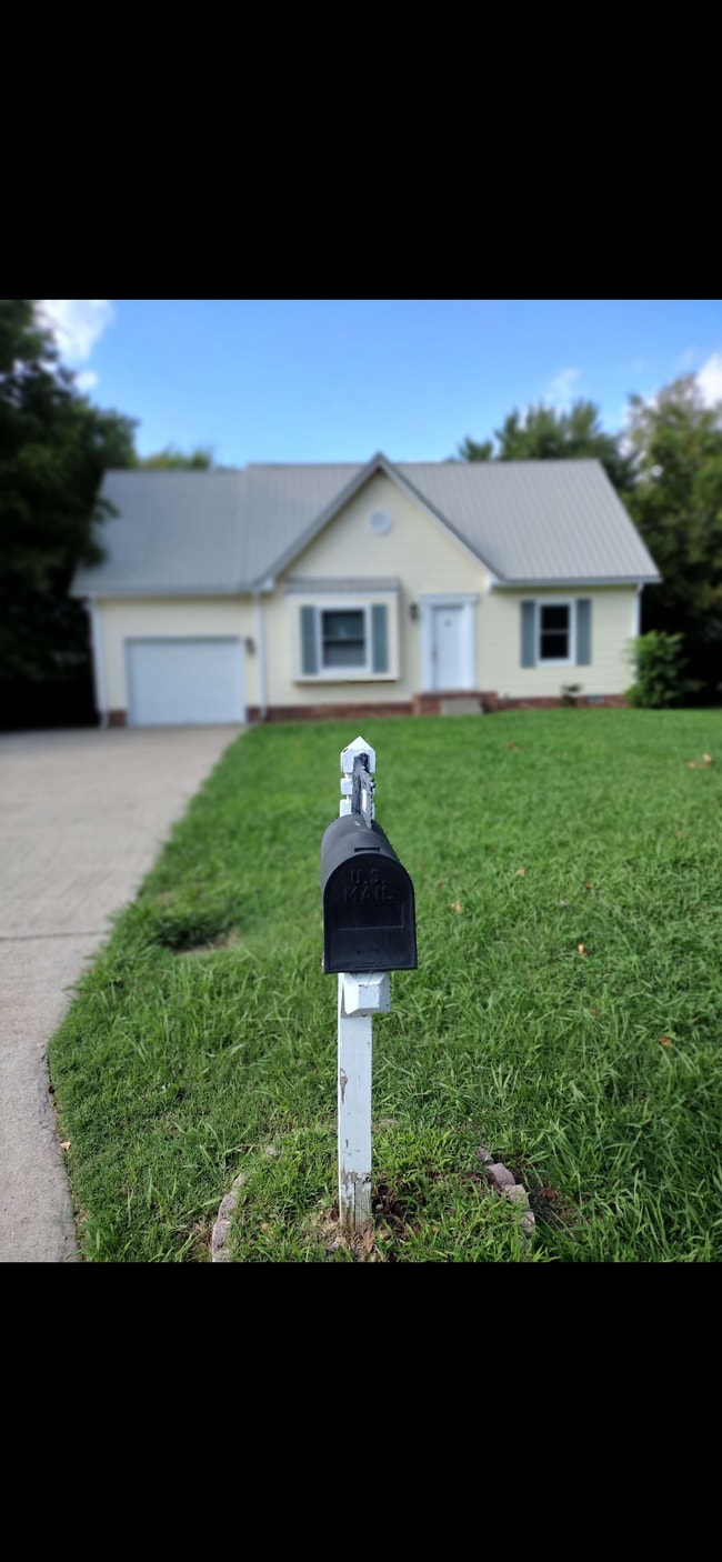 219 Jim Thorpe Dr in Clarksville, TN - Foto de edificio - Building Photo