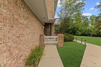 6670 Maple Lakes Dr in West Bloomfield Township, MI - Building Photo - Building Photo