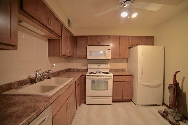 1906 E Shorewood Blvd in Shorewood, WI - Foto de edificio - Building Photo