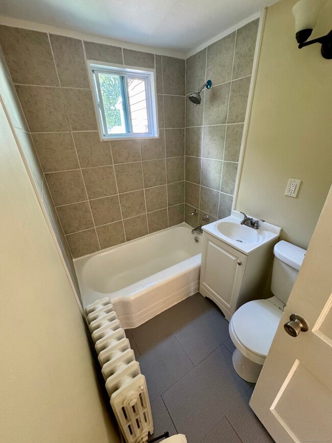56 Allen St in Windsor, CT - Building Photo - Building Photo