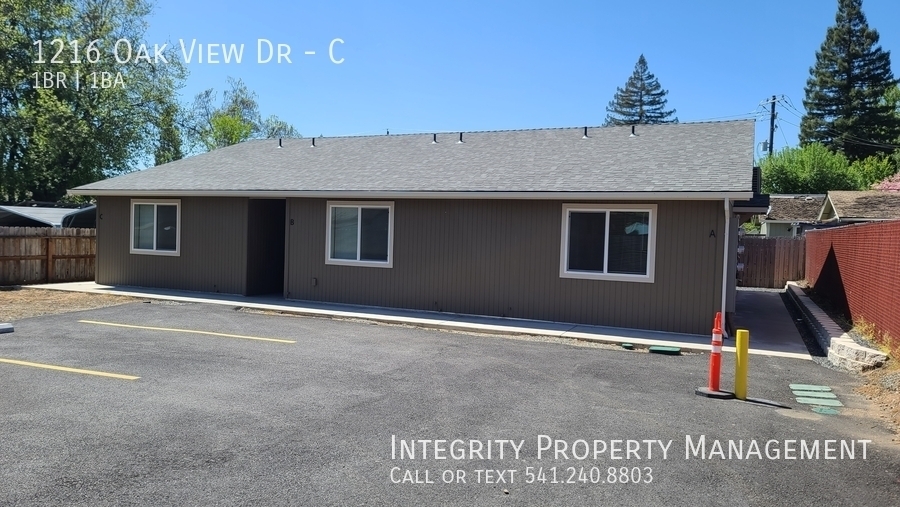 1216 Oak View Dr in Grants Pass, OR - Building Photo