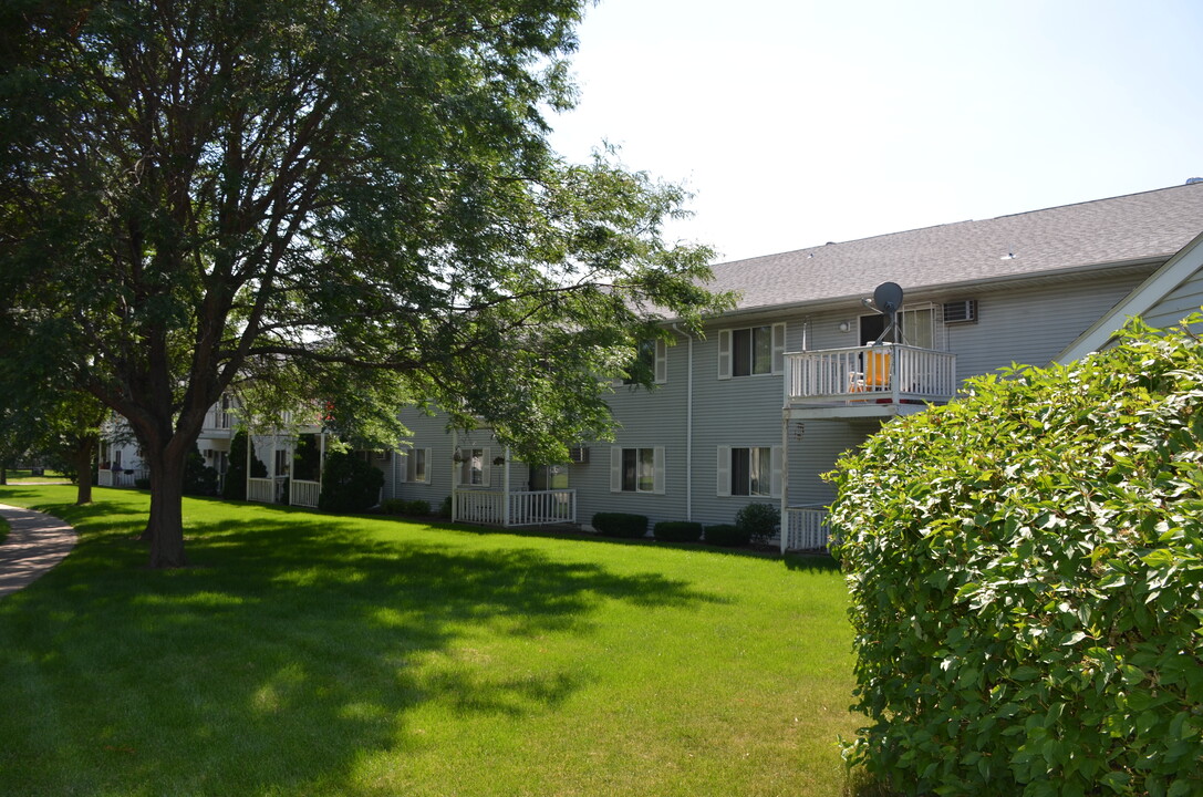 1707 Morningside Dr, Unit 105 in Janesville, WI - Building Photo