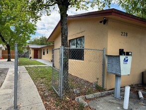 228 NW 12th St in Pompano Beach, FL - Foto de edificio - Building Photo