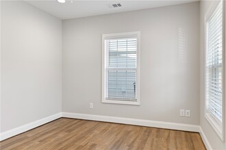 294 W Reedy Fork Rd in Seneca, SC - Foto de edificio - Building Photo