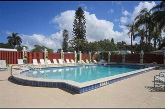 5879 Tidewood Ave in Sarasota, FL - Foto de edificio - Building Photo