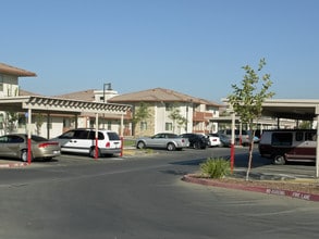 Geneva Village Apartments in Fresno, CA - Foto de edificio - Building Photo