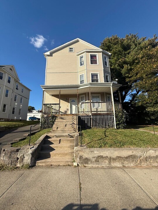 371 Broad St in New Britain, CT - Building Photo