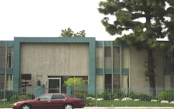 Sepulveda Manhattan Apartments in Van Nuys, CA - Building Photo