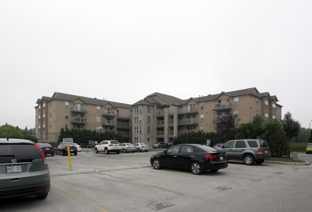 Abbey Oaks in Oakville, ON - Building Photo