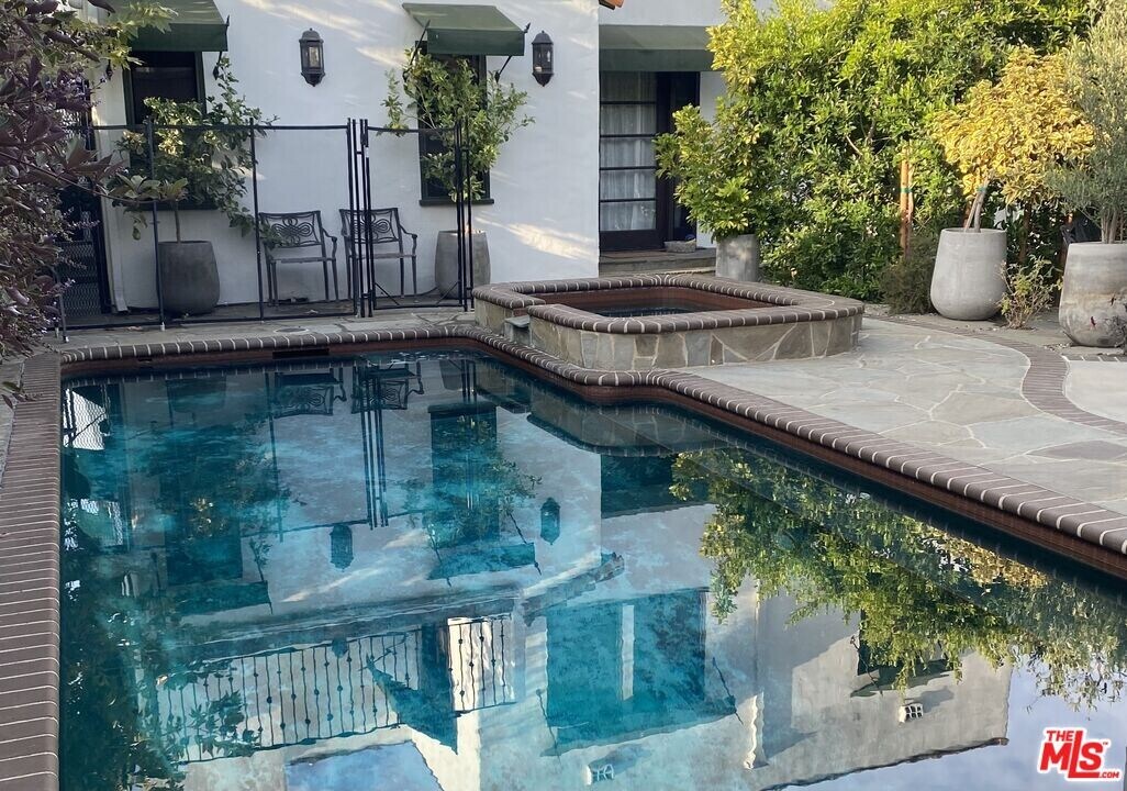 8133 4th St in Los Angeles, CA - Building Photo