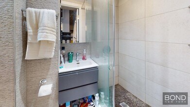 358 W 51st St in New York, NY - Building Photo - Building Photo