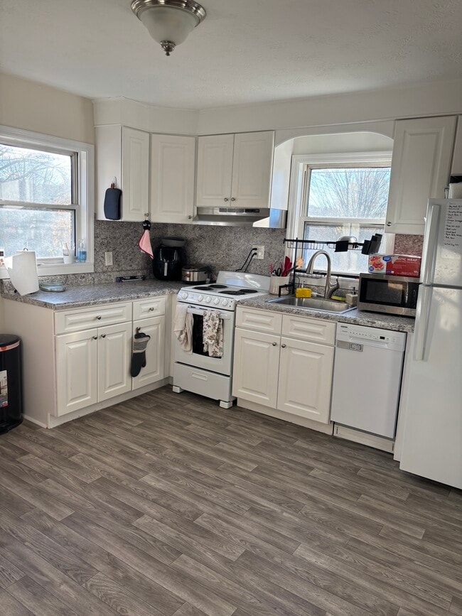 208 Buena Vista Ave in Newington, CT - Foto de edificio - Building Photo