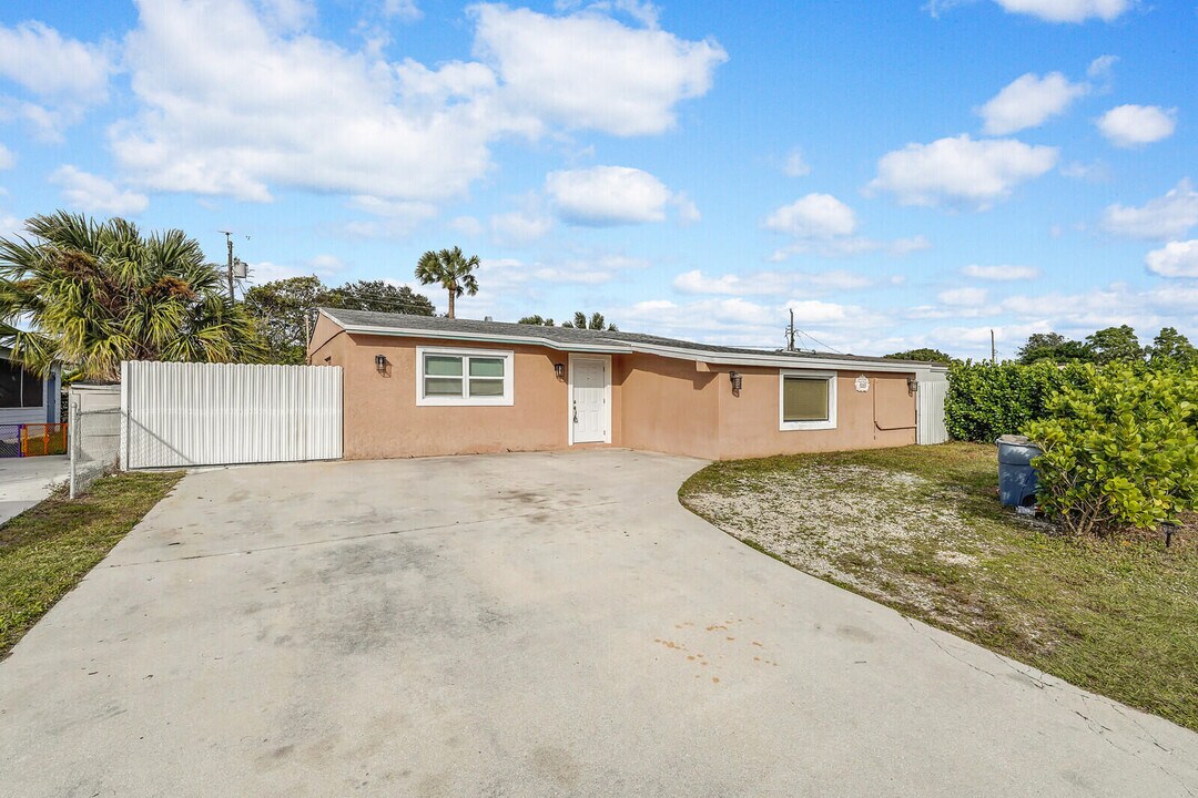 4389 Bellewood St in Palm Beach Gardens, FL - Foto de edificio
