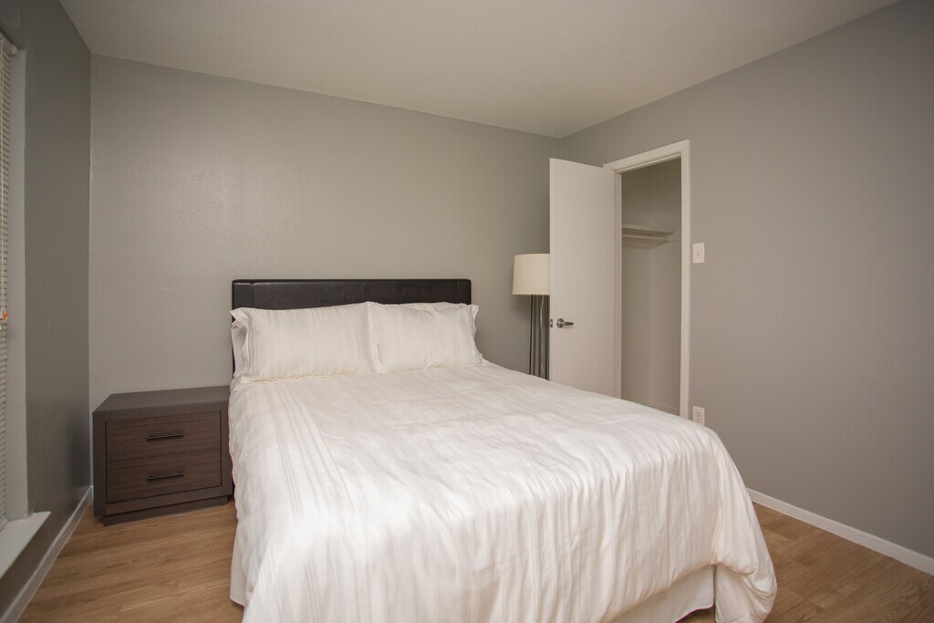 The Paddock on Park Row Apartment Homes Arlington, TX Apartments