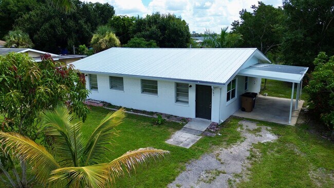 559-561 Wood Ave in Ft. Myers, FL - Building Photo - Building Photo