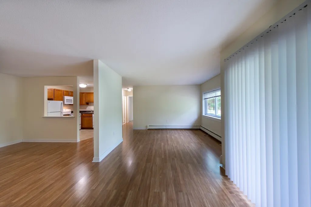 380 Sunderland Rd in Worcester, MA - Building Photo