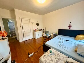 1911 Beacon St, Unit 3 in Brookline, MA - Foto de edificio - Building Photo