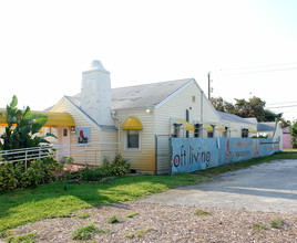 Tropical Escape in Hollywood, FL - Building Photo - Building Photo