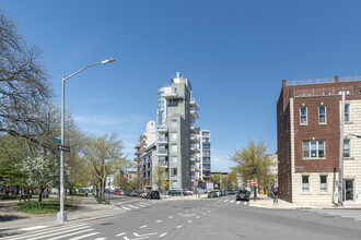 524 Manhattan Ave in Brooklyn, NY - Foto de edificio - Building Photo