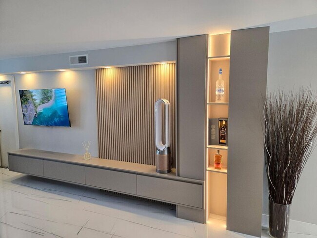 201 N Ocean Blvd in Pompano Beach, FL - Foto de edificio - Building Photo