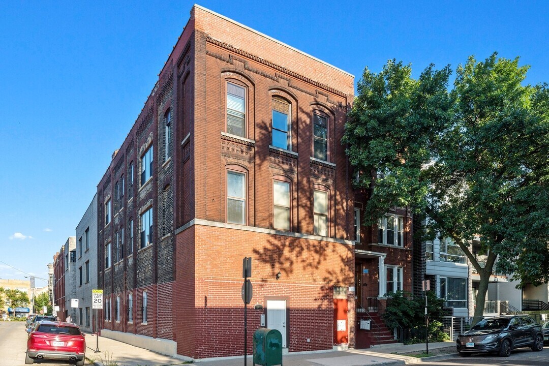 885 N Marshfield Ave in Chicago, IL - Building Photo