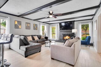 1523 Saddlecreek Dr in Houston, TX - Foto de edificio - Building Photo